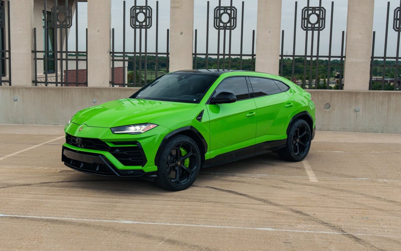 Green Lamborghini Urus rental in Chicago